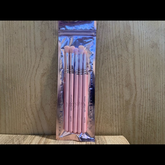 MOTD Cosmetics: In A Blush Blending Eye Brush Set - Picture 3 of 3